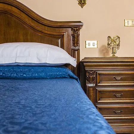فندق مبيت وإفطار Domus Clotilde لوكا