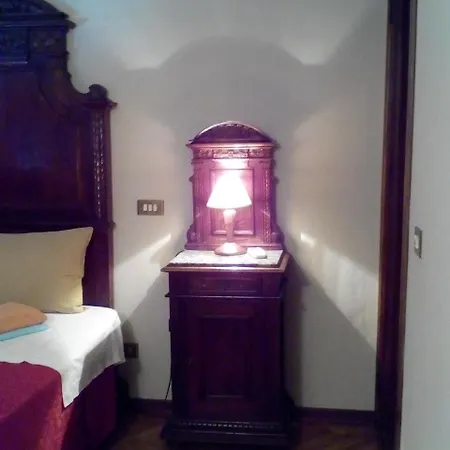 Bed and Breakfast Domus Clotilde Λούκα