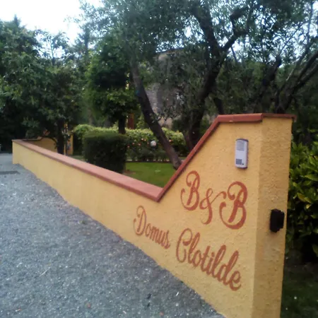 Domus Clotilde * لوكا